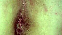 ¡Mira cómo chupa esa verga y se la mete en el culo gritando de placer!