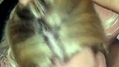 ¡Mira cómo chupa esa verga y se la mete en el culo gritando de placer!