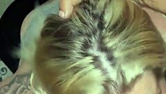 ¡Mira cómo chupa esa verga y se la mete en el culo gritando de placer!