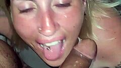 ¡Mira cómo chupa esa verga y se la mete en el culo gritando de placer!