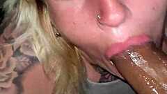 ¡Mira cómo chupa esa verga y se la mete en el culo gritando de placer!