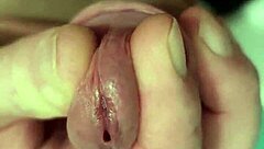 छोटा 18+ लड़का अकेले तेज लंड हिलाता सोलो हैंडजॉब में