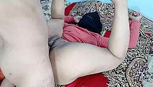 अरे यार, मैंने इस हॉट इंडियन लड़की की टाइट चूत को अपने विशाल लंड से गड़बड़ कर दिया, हिजाब में वो सेक्सी लग रही है