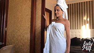 peguei a empregada chupando meu marido e agora veja minha vingança