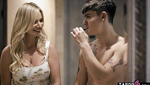 बड़े बूब्स वाली सौतेली माँ रेचल कैवाली ने सौतेले बेटे को लुभाया