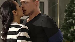 शेम4के: टैटू वाली परिपक्व महिला को धोखा देते पकड़ा, परफेक्ट टाइमिंग चुदाई