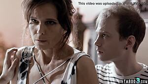 भाई दोस्त स्टेपमॉम सायरेन डी मेर को डीपी करते हैं फ्रस्ट्रेशन्स निकालने के लिए... वाह कितनी टाइट!