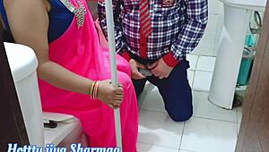 जवान लड़का मम्मी के साथ बाथरूम में BDSM गेम खेलता है