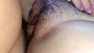 XXX देसी, मेरी सौतेली बहन टीवी देखते हुए मुझे ट्रिक्स सिखाती है