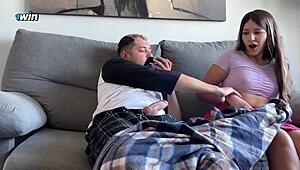 सौतेली बहन भाई को हस्तमैथुन करते पकड़ती है और मदद का हाथ बढ़ाती है