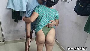 हॉट इंडियन वाइफ की टाइट चूत में कम इनसाइड! वो देसी ऑर्गेज्म तक पहुंचती है हार्डकोर रैंच सेक्स में टिट्स एक्शन के साथ.