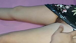 ये जोशीली 18+ टीन पहली बार ड्रेस उठाकर गीली होममेड एक्शन में मोटे लंड के साथ