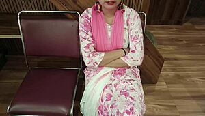 ऑफिस स्टाफ प्रमोशन के लिए बॉस के साथ एनकाउंटर करती है